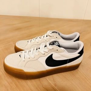 NIKE SB Pogo Skate Shoes Sneakers - W9/M7.5